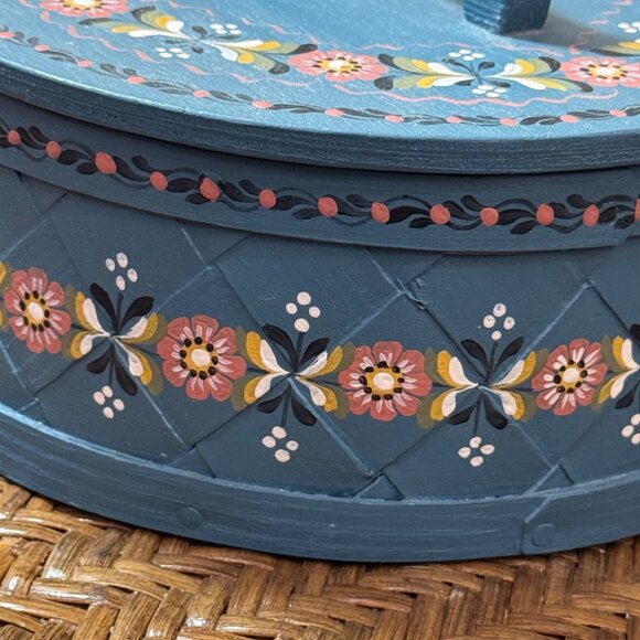 Vintage Swedish Primitive Hand-Painted Decorative Wooden Box With Lid - Picture 4 of 7